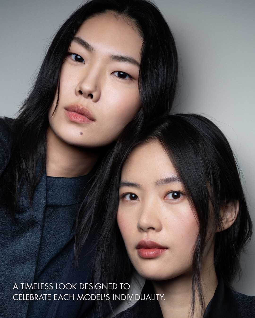 Backstage 2 beauty moments from the Giorgio Armani Fall-Winter 26-27 show. The makeup look was ins